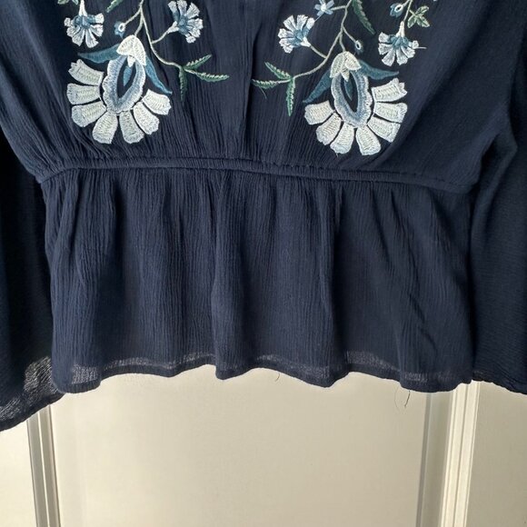 Embroidered Floral Navy Blue Peplum Blouse Medium Aeropostale Rayon Womens Top - Picture 5 of 11